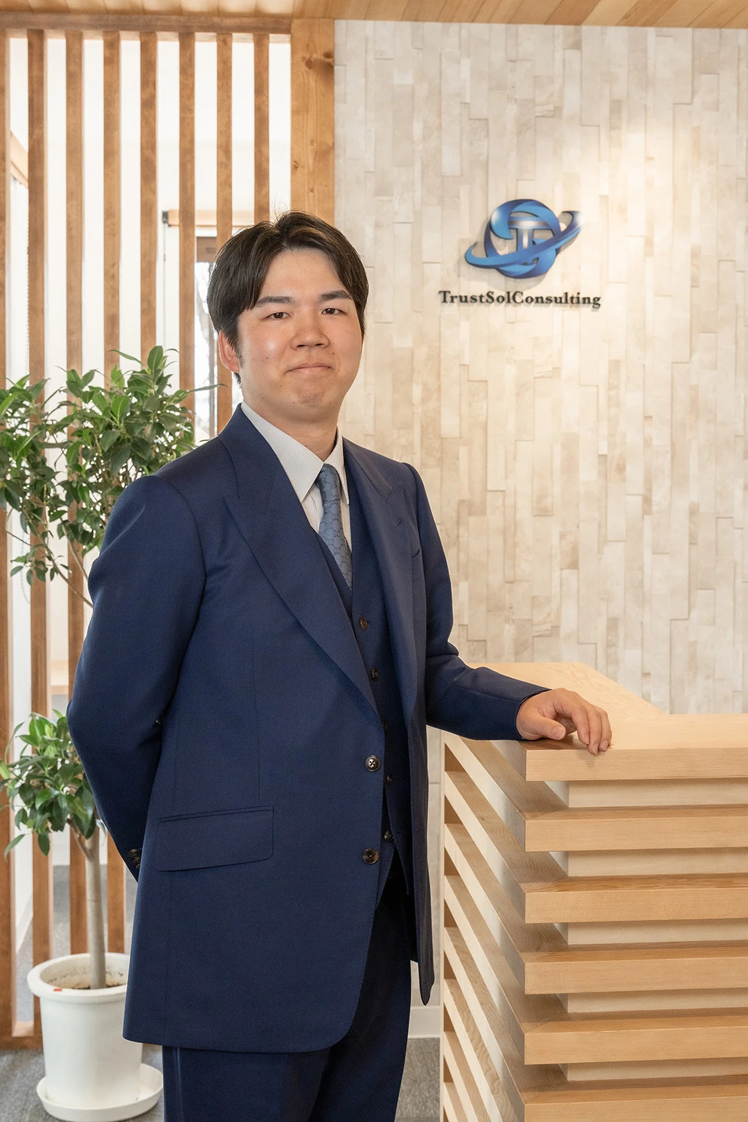 税理士東憲吾がどっしりとこちらに笑顔を向けている。