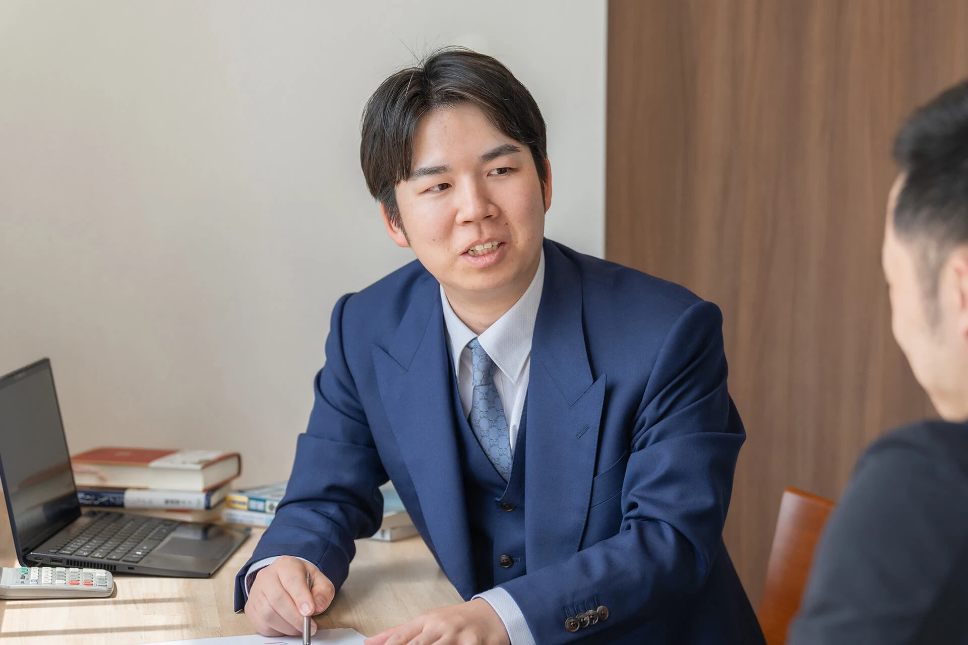 税理士東憲吾が説明をしている。
