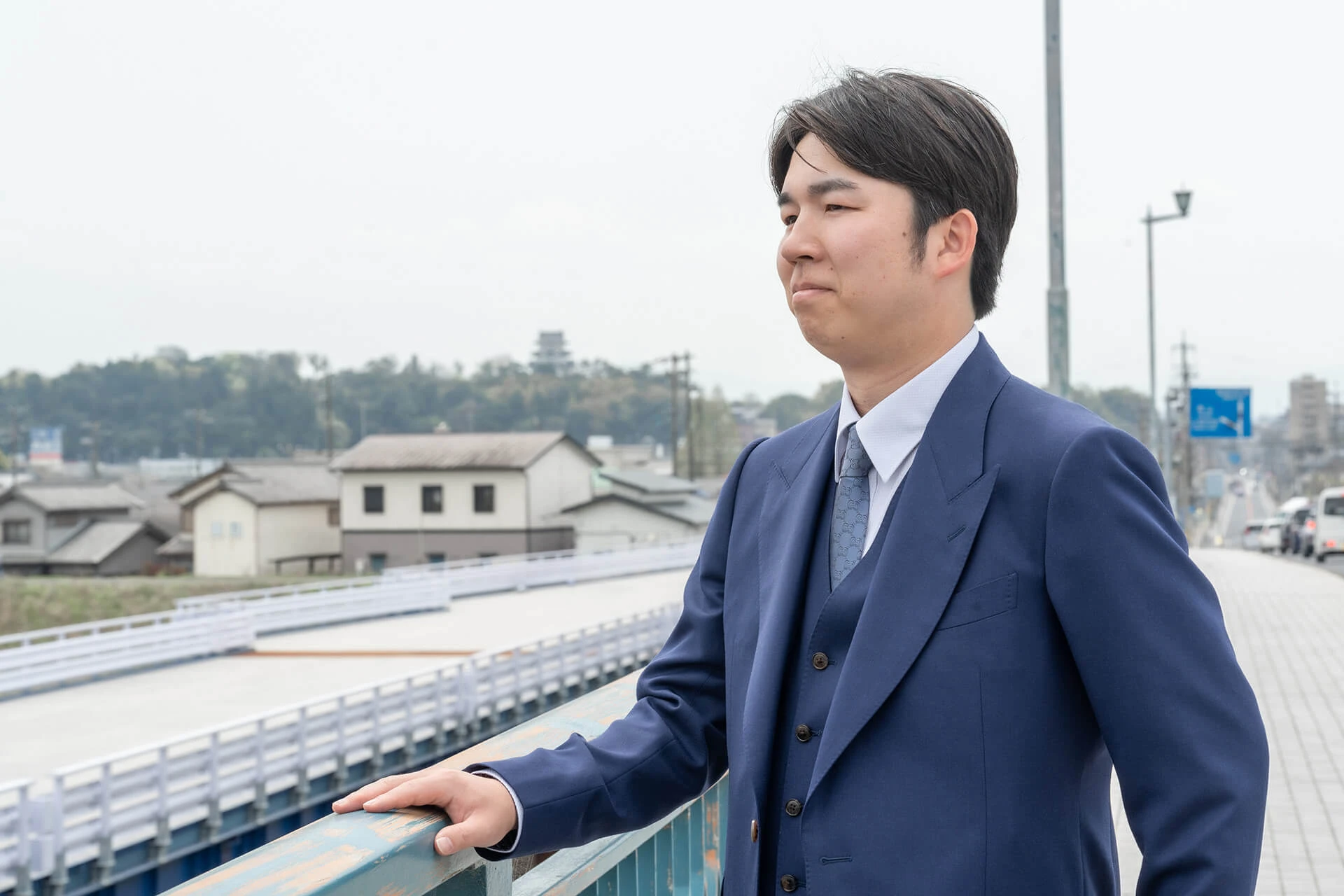 税理士東憲吾が伊賀市の風景を見ている。