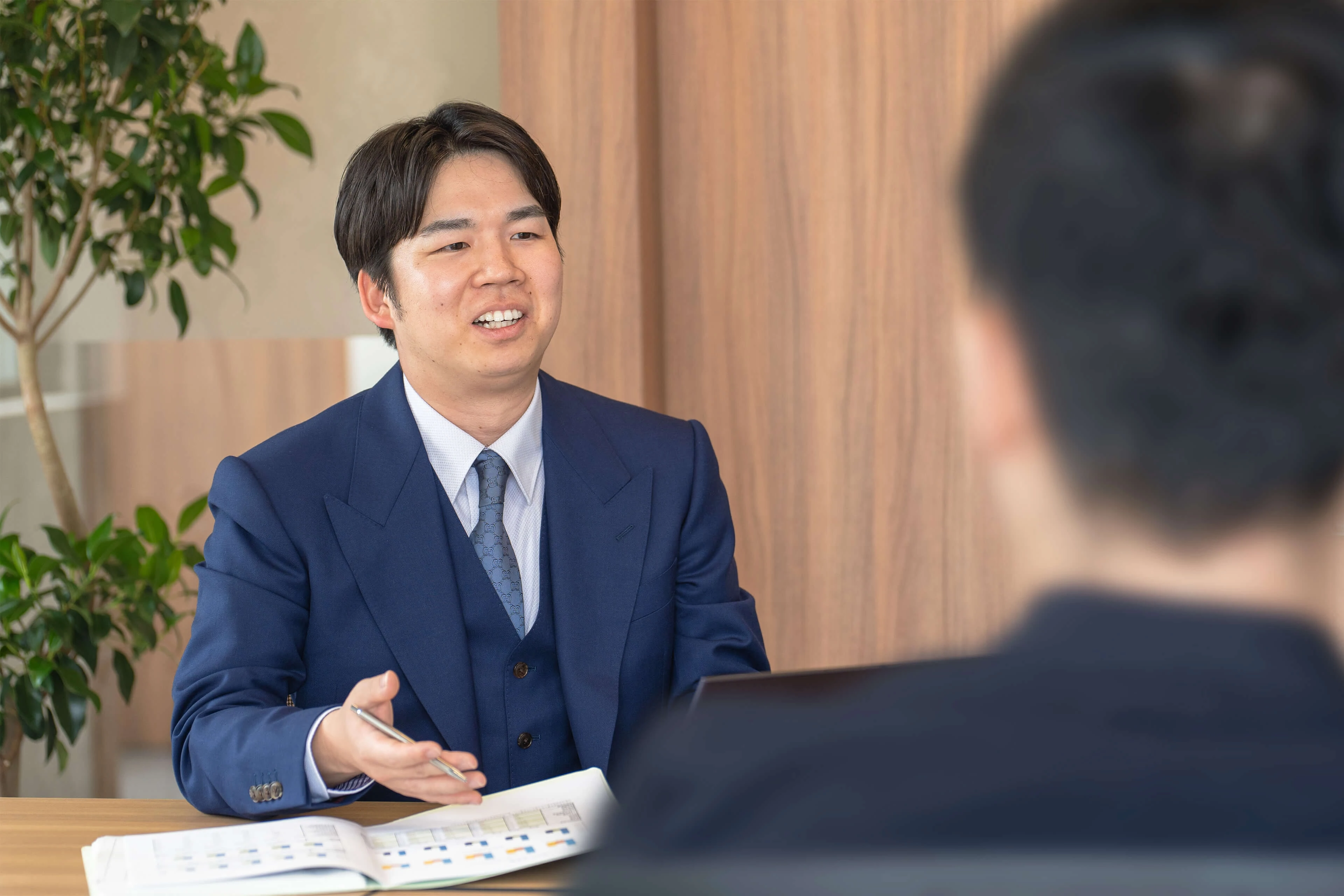 税理士東憲吾が笑顔で説明をしている