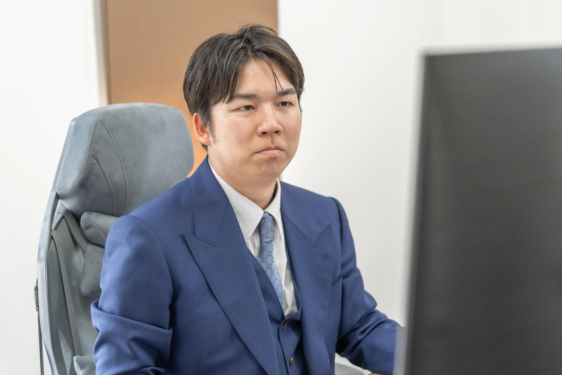 税理士東憲吾がパソコンで作業をしている。