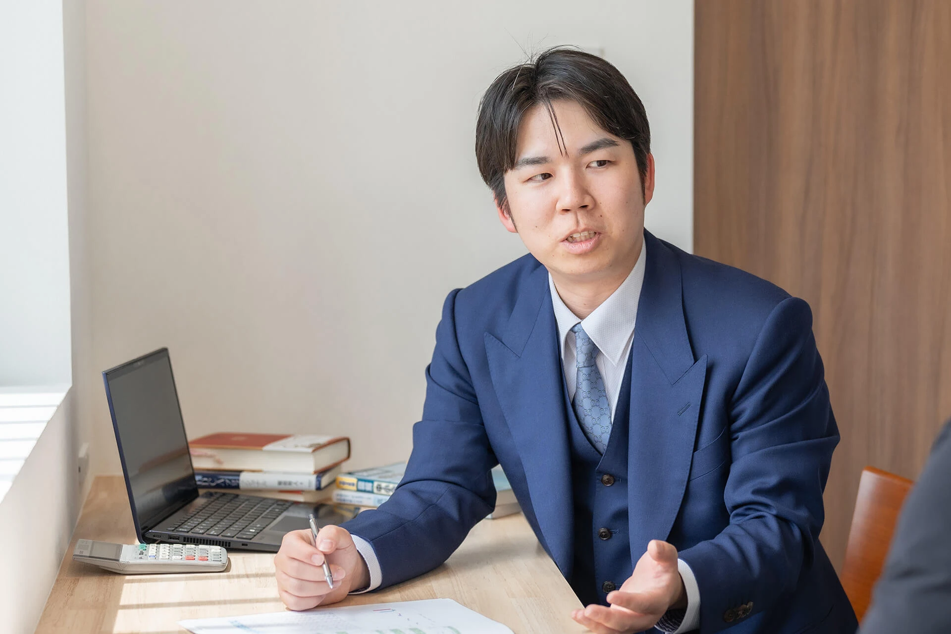 税理士東憲吾がこちらを向いて説明をしている。
