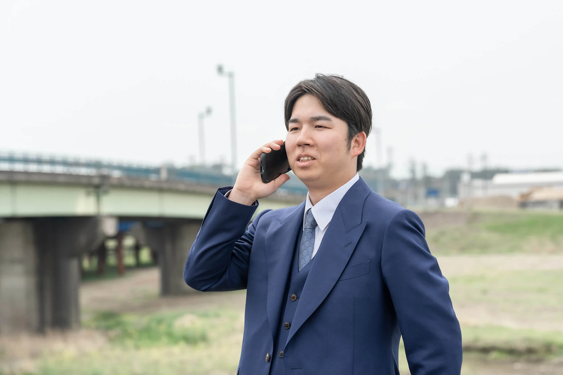 税理士東憲吾が携帯で話している。